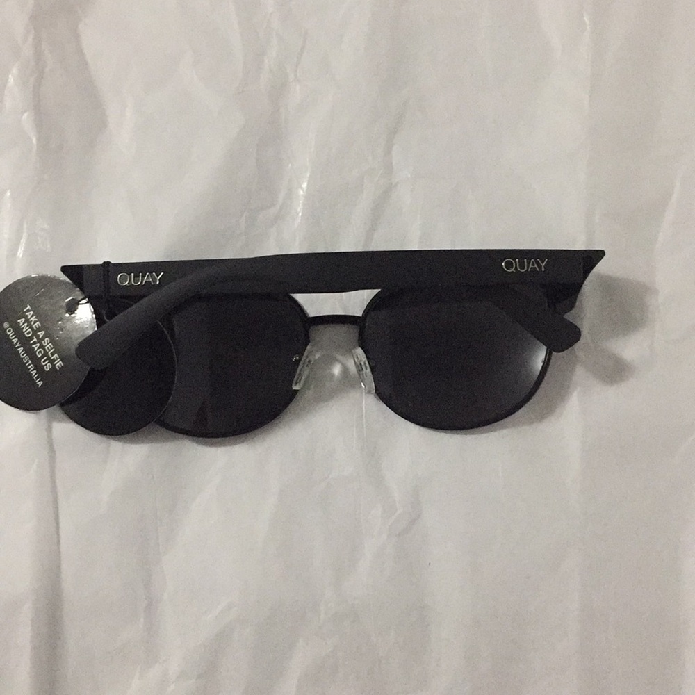 NWT QUAY AUSTRALIA CAT BLACK MIRROR SUNGLASSES OS - Picture 3 of 5